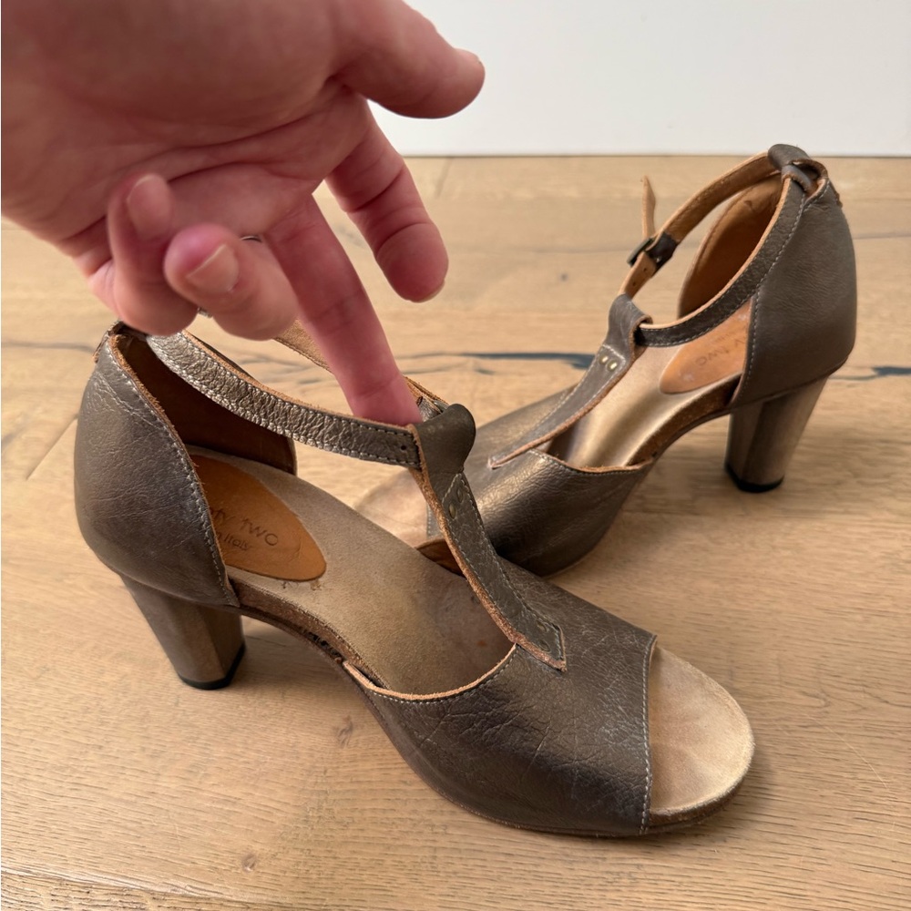 Vintage Italian Luxury Twenty Two Brand Elegant Bronze T-Strap 3”Heels Size 37